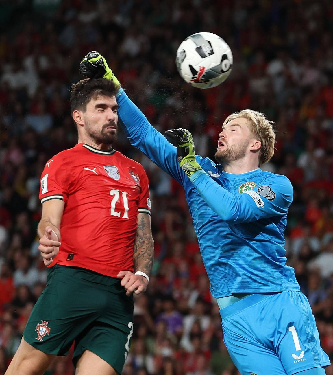 Im WM Qualifikationsspiel "Portugal gegen Irland" gelingt es dem Portugiesen Ruben Neves in der Nachspielzeit den Ball an Torwart Kelleher vorbei ins Tor zu köpfen und damit für den 1:0 Endstand zu sorgen.