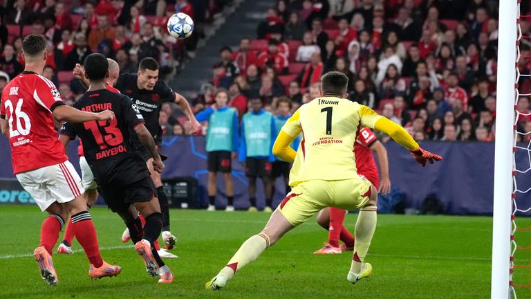 Leverkusens Patrick Schick köpft den Ball ins Tor und erzielt damit das 1:0 Bayer Leverkusen