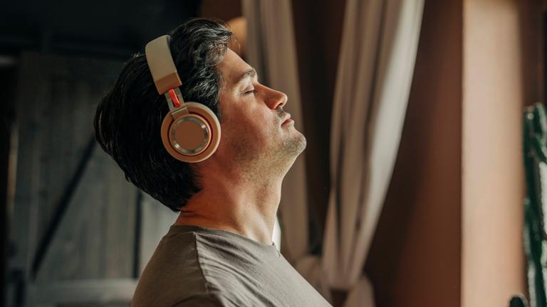 Mann mit einem Kopfhörer entspannt.