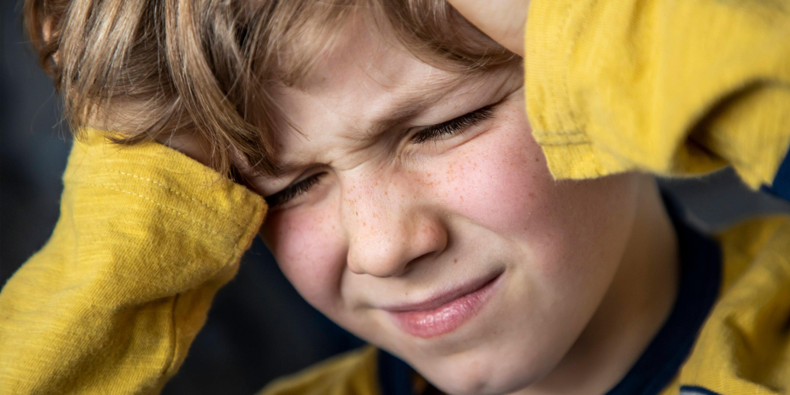 Symbolbild: Kind mit mit schmerzverzerrtem Gesicht 