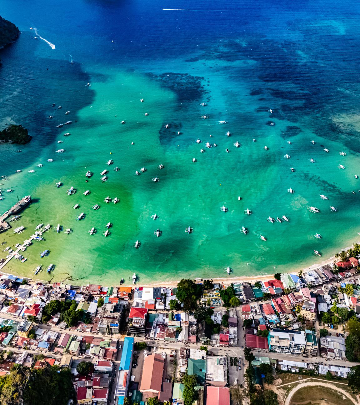 Luftaufnahme von El Nido im Norden der Insel Palawan.