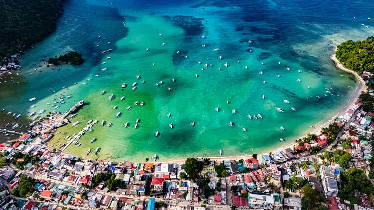 Luftaufnahme von El Nido im Norden der Insel Palawan.