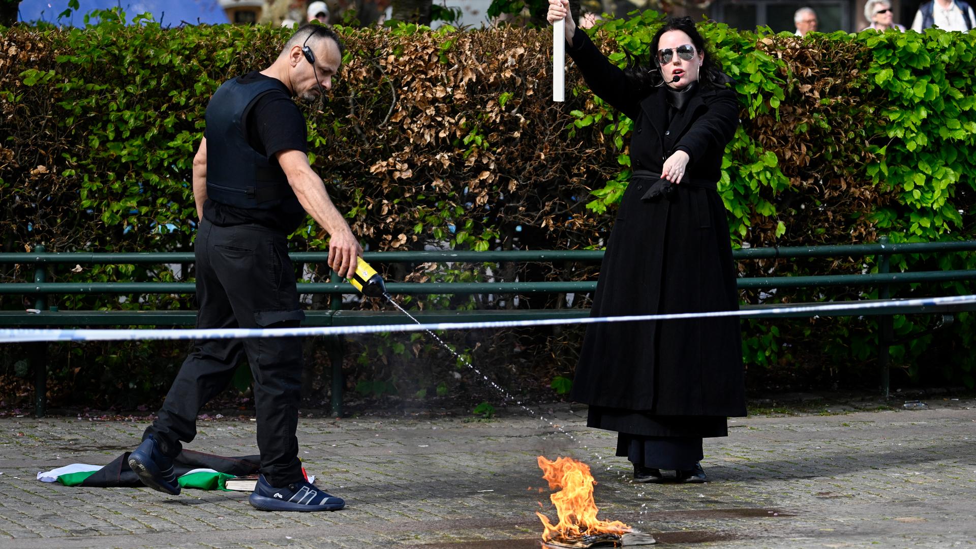 Salwan Najem und Jade Sandberg während einer öffentlichen Versammlung, bei der sie einen angeblichen Koran in Brand setzten, am Gustav Adolfs Torg in Malmö, Schweden, 03.05.2024. 