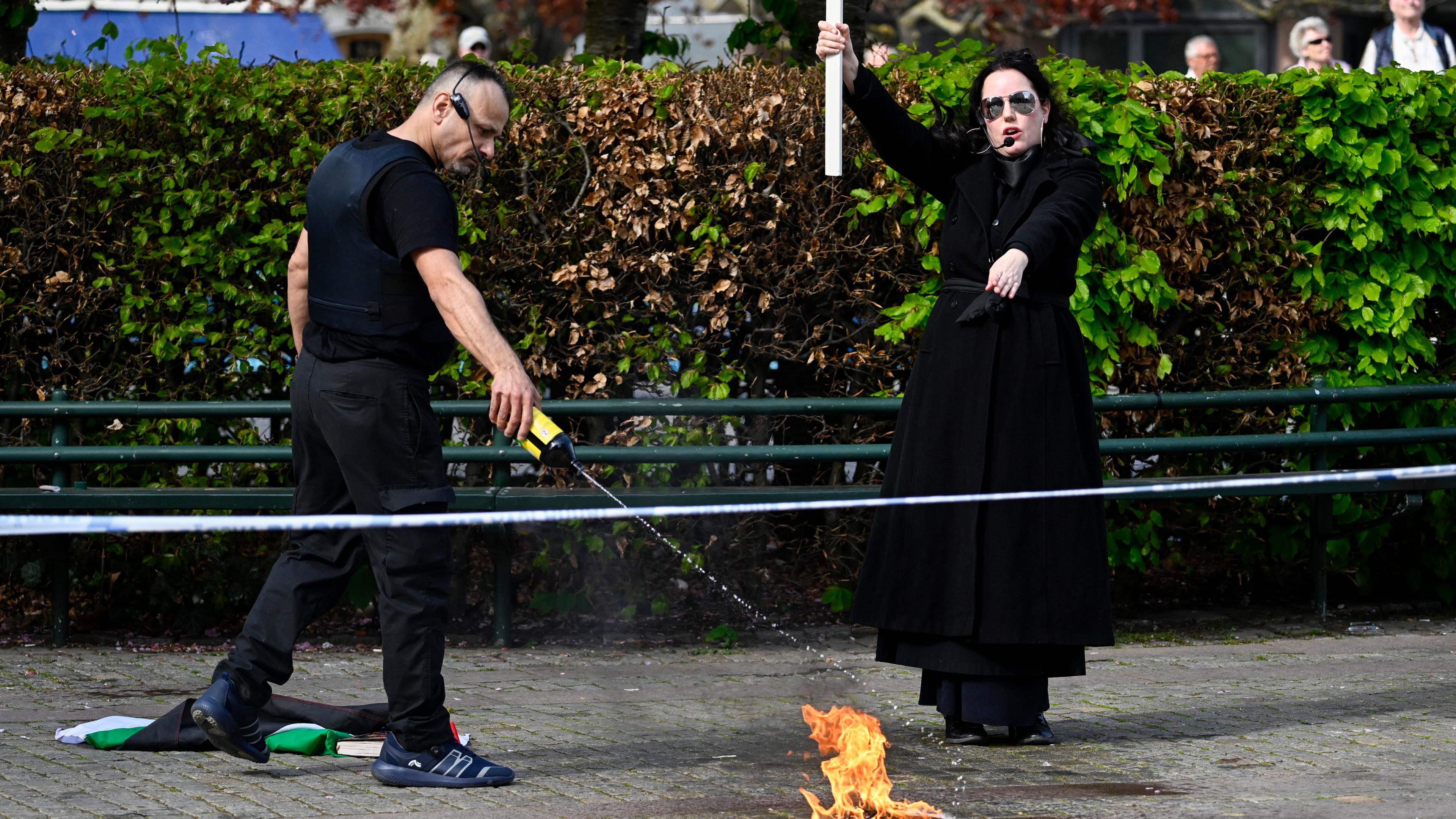 Salwan Najem und Jade Sandberg während einer öffentlichen Versammlung, bei der sie einen angeblichen Koran in Brand setzten, am Gustav Adolfs Torg in Malmö, Schweden, 03.05.2024. 