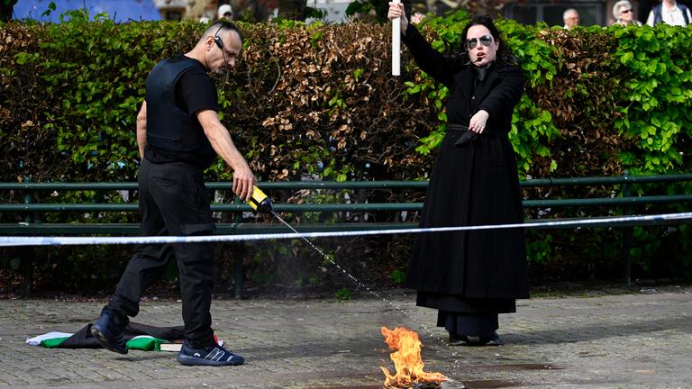 Salwan Najem und Jade Sandberg während einer öffentlichen Versammlung, bei der sie einen angeblichen Koran in Brand setzten, am Gustav Adolfs Torg in Malmö, Schweden, 03.05.2024. 