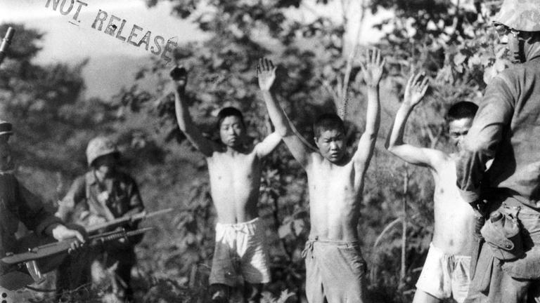 Nordkoreanische Soldaten ergeben sich.