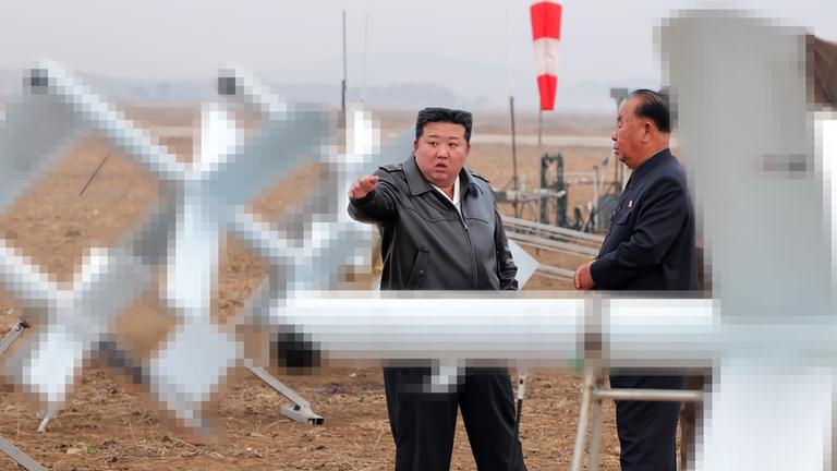 Kim Jong Un, Machthaber in Nordkorea, beim Besuch eines Drohnentests. 