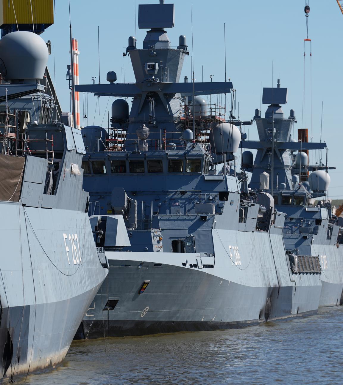 Drei Korvetten der deutschen Marine sind zu sehen.