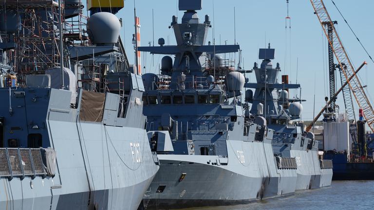 Drei Korvetten der deutschen Marine sind zu sehen.