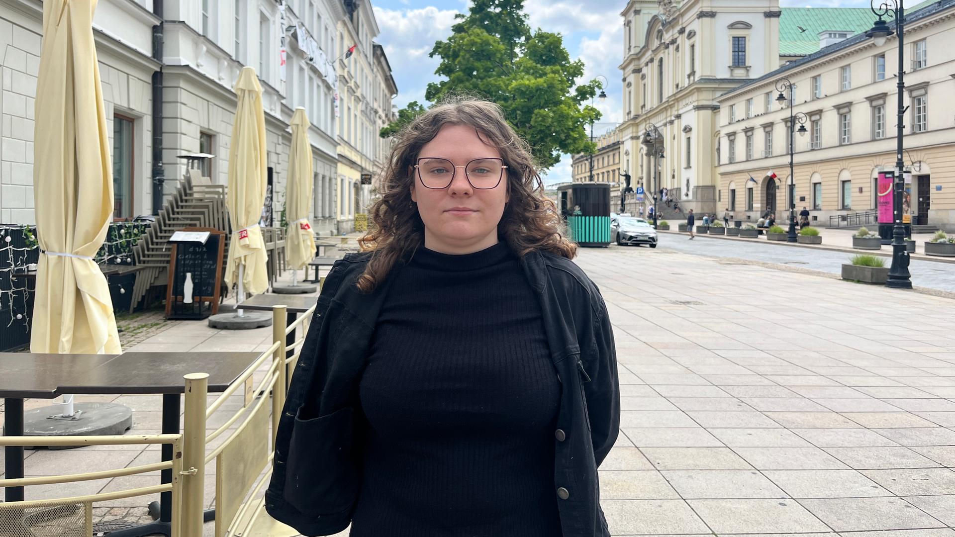 Kornelia Rychlin steht an einer breiten Straße in Warschau