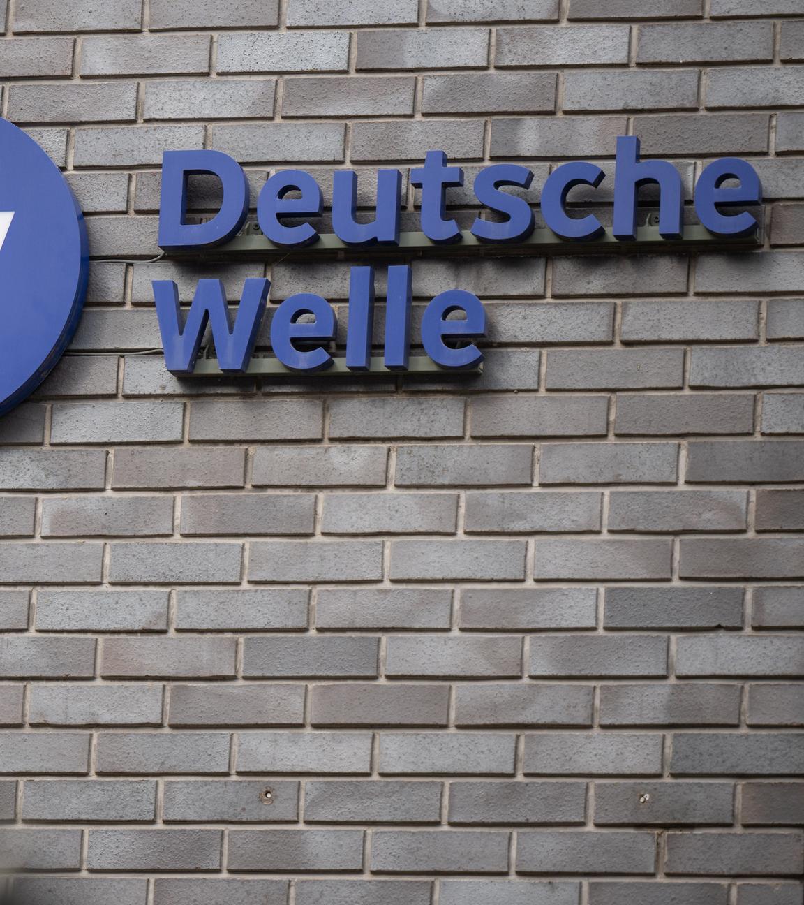 Das Logo des Auslandsrundfunks Deutsche Welle am Eingang zum Hauptstadt-Sitz des Senders.