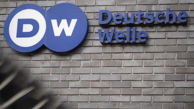 Das Logo des Auslandsrundfunks Deutsche Welle am Eingang zum Hauptstadt-Sitz des Senders.
