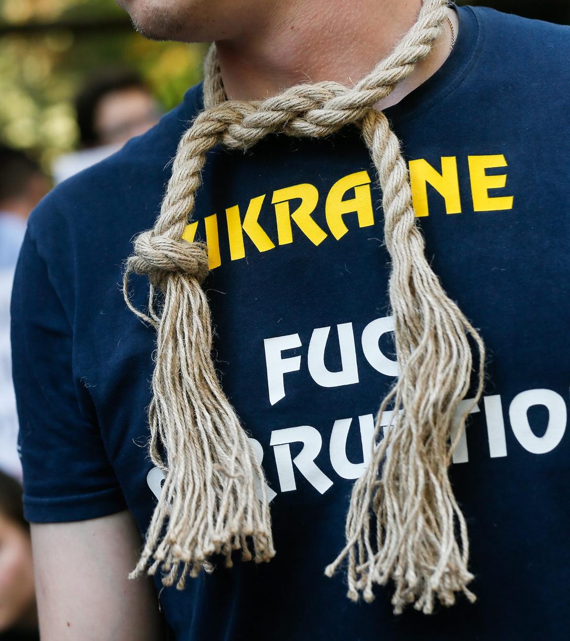 Ein ukrainischer Aktivist mit einem Seil um den Hals nimmt am 17. August 2016 an einem Protest vor der Generalstaatsanwaltschaft in Kiew, Ukraine, teil.