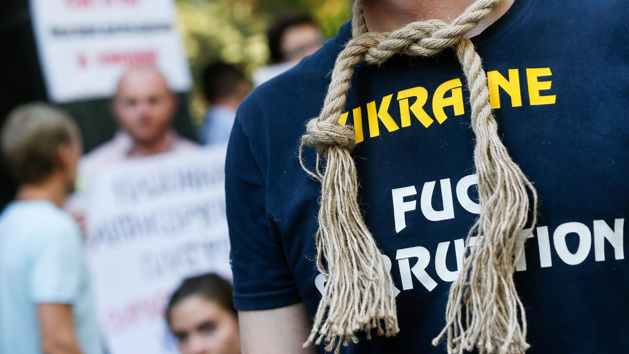 Ein ukrainischer Aktivist mit einem Seil um den Hals nimmt am 17. August 2016 an einem Protest vor der Generalstaatsanwaltschaft in Kiew, Ukraine, teil.