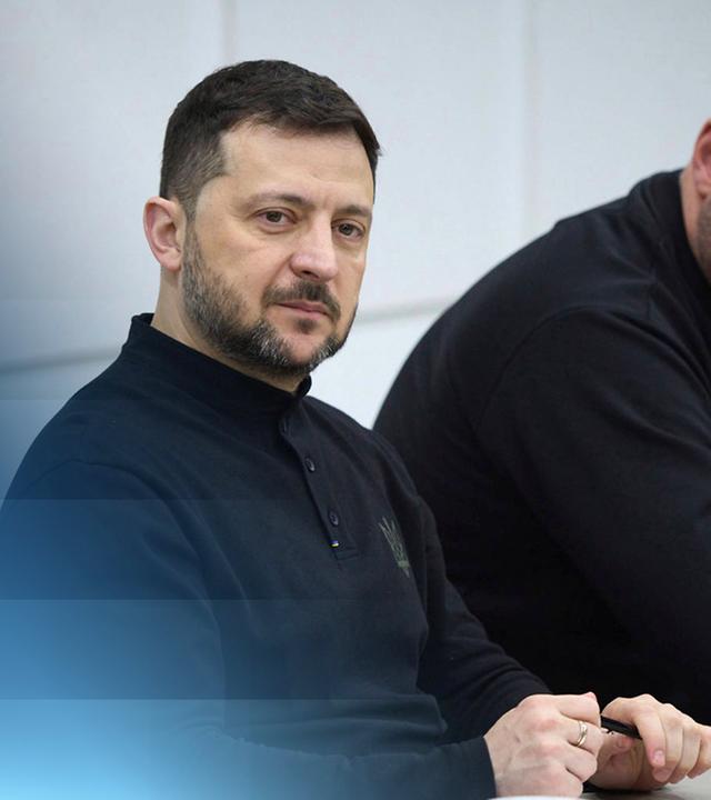 Ukraine-Präsident Selenskyj an einem Tisch mit Regierungsmitgliedern.