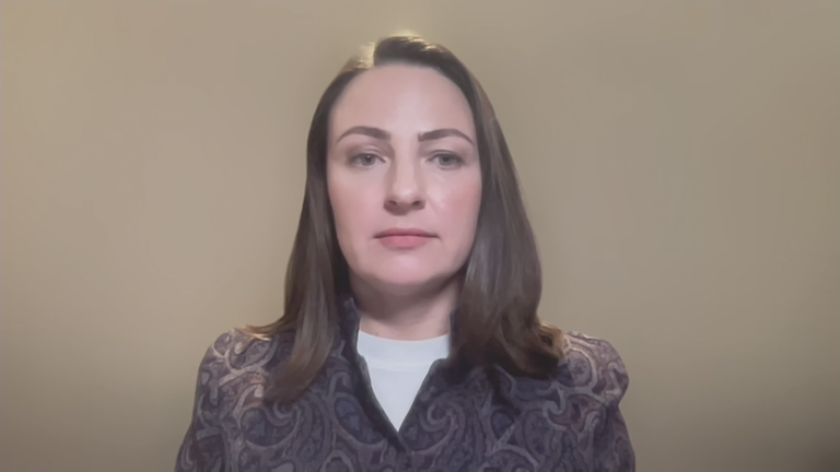 Expertin für Korruptionsbekämpfung Dr. Oskana Huss ist per Video-Anruf aus ihrem Büro bei sich Zuhause zugeschaltet