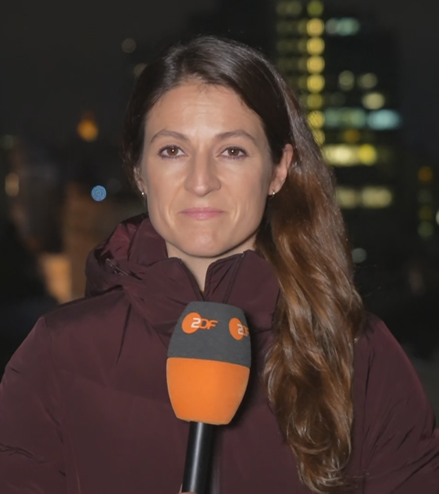 ZDF-Reporterin Alica Jung berichtet live aus Kiew. Sie ist draußen irgendwo in der Stadt verortet und die Sonne ist bereits untergegangen.