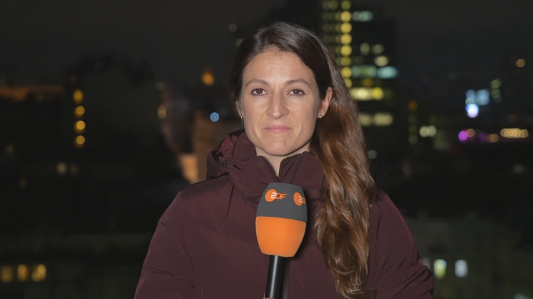 ZDF-Reporterin Alica Jung berichtet live aus Kiew. Sie ist draußen irgendwo in der Stadt verortet und die Sonne ist bereits untergegangen.