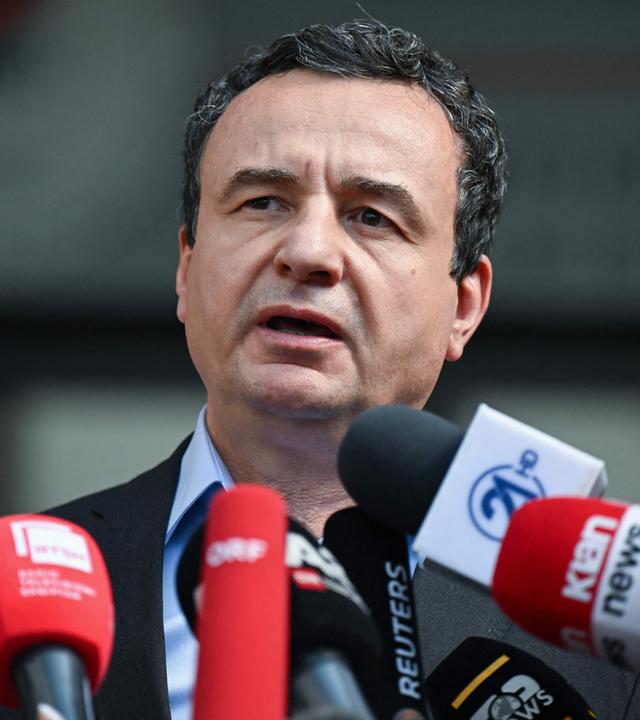 Kosovos Ministerpräsident Albin Kurti vor Mikrofonen am 7. Juni 2026.