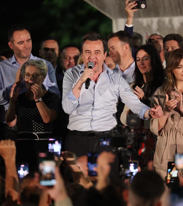Kosovos Ministerpräsident Albin Kurti feiert den Sieg seiner Partei bei den vorgezogenen Parlamentswahl.