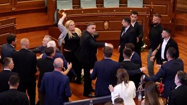 Kosovo: Ministerpräsident mit Eiern beworfen