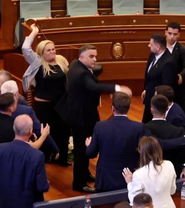 Die Abgeordnete Time Kadrijaj bewirft Ministerpräsident Albin Kurti mit Eiern, im kosovarischen Parlament.