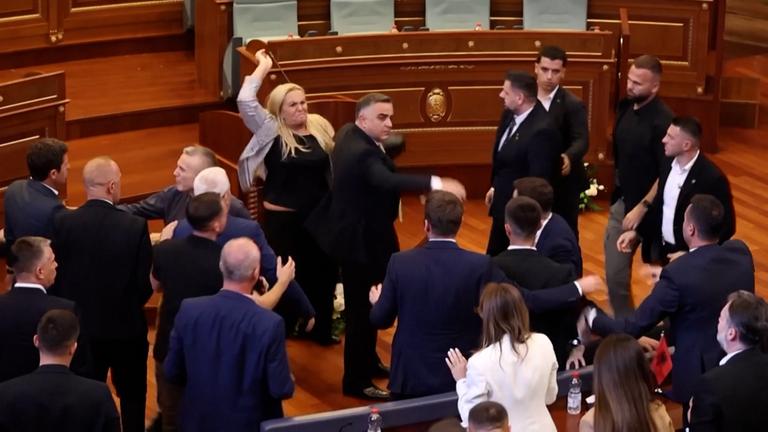 Die Abgeordnete Time Kadrijaj bewirft Ministerpräsident Albin Kurti mit Eiern, im kosovarischen Parlament.
