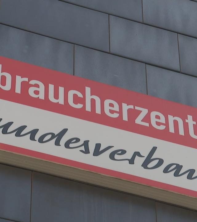 Schild am Haus, wo steht: Verbraucherzentrale Bundesverband