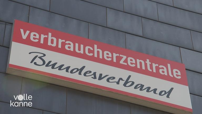 Schild am Haus, wo steht: Verbraucherzentrale Bundesverband