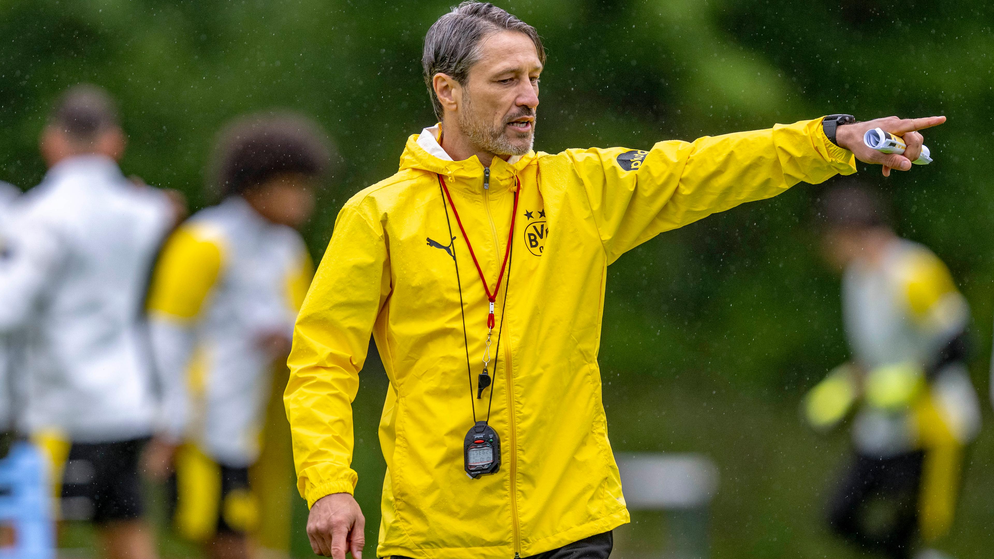 Niko Kovac gibt im Trainingslager von Borussia Dortmund Anweisungen.