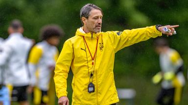 Niko Kovac gibt im Trainingslager von Borussia Dortmund Anweisungen.