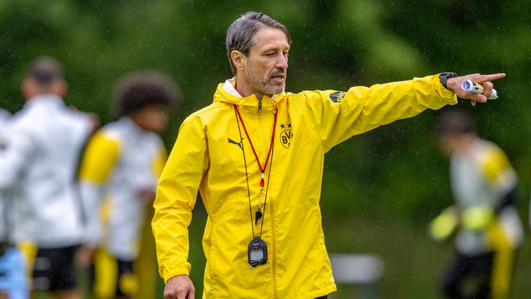 Niko Kovac gibt im Trainingslager von Borussia Dortmund Anweisungen.