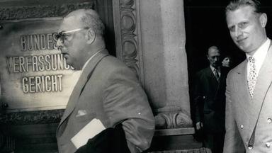 Der kommunistische Parteianwalt Friedrich Kaul, Rechtsberater der Sed-Partei der Ostzone, beim Verlassen des Gerichtsgebäudes Karlsruhe nach dem Verbot der KPD in 1956.