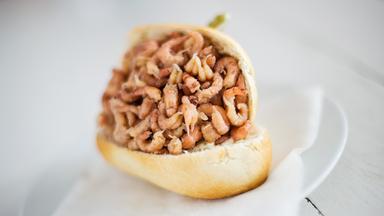 Archiv: Ein Krabbenbrötchen liegt am 22.06.2017 in Hamburg an einer Fischbrötchenbude auf einem Tisch