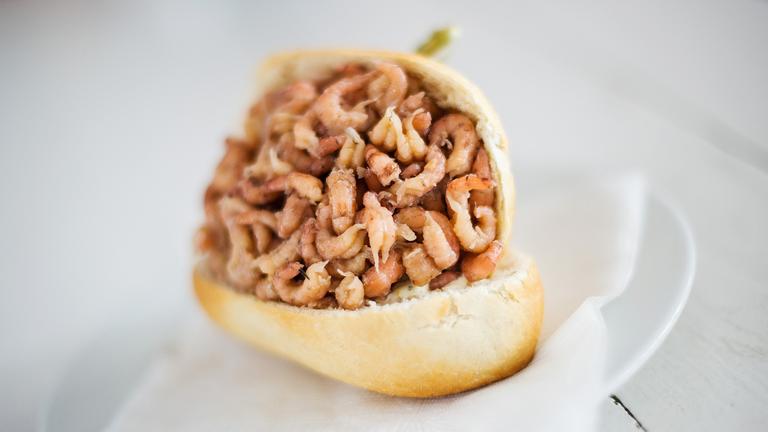 Archiv: Ein Krabbenbrötchen liegt am 22.06.2017 in Hamburg an einer Fischbrötchenbude auf einem Tisch