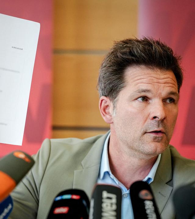 10.09.2026, Berlin: Steffen Krach, Spitzenkandidat für die Wahl des Berliner Abgeordnetenhauses, gibt nach Bekanntwerden von Ermittlungen eine Pressekonferenz in der Berliner SPD-Zentrale, dem Kurt-Schumacher-Haus, zu den Vorwürfen.