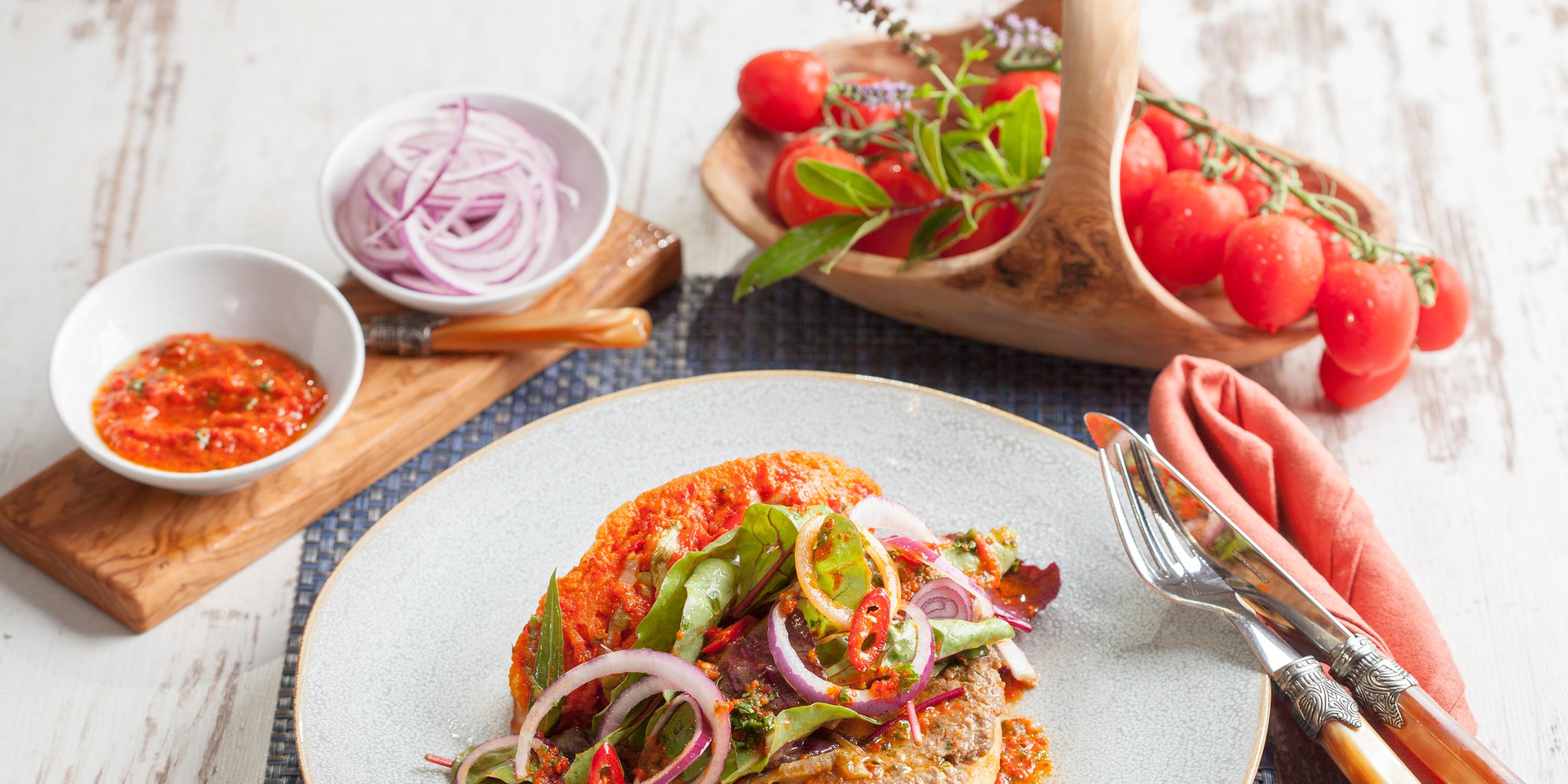 Kräuterfladenbrot mit feurigem Rinderhack 