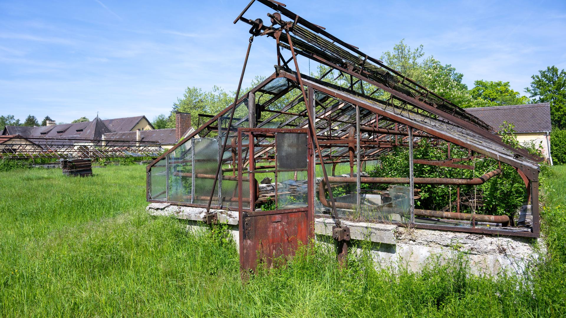 Bayern, Dachau: Im sogenannten "Kräutergarten" beim ehemaligen Konzentrationslager stehen verfallene Gewächshäuser.