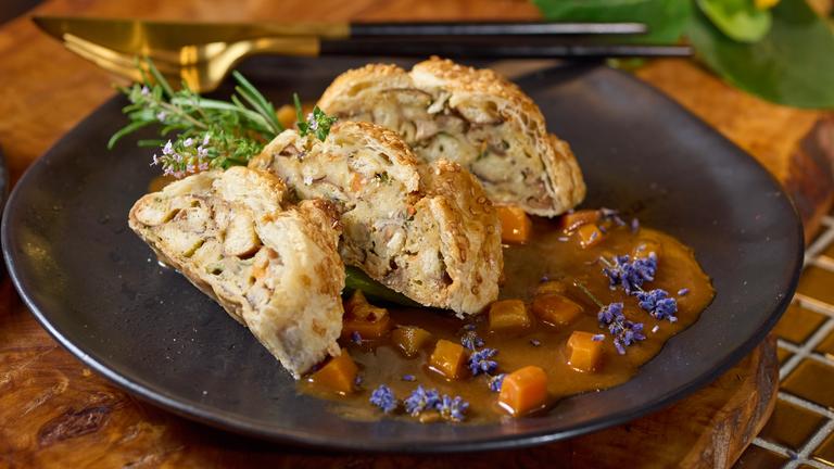 Shiitake-Kräuterstrudel vom Dinkelblätterteig mit Bohnensalat