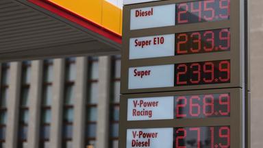 Die aktuellen Kraftstoffpreise werden an der Anzeigetafel einer Tankstelle angezeigt.