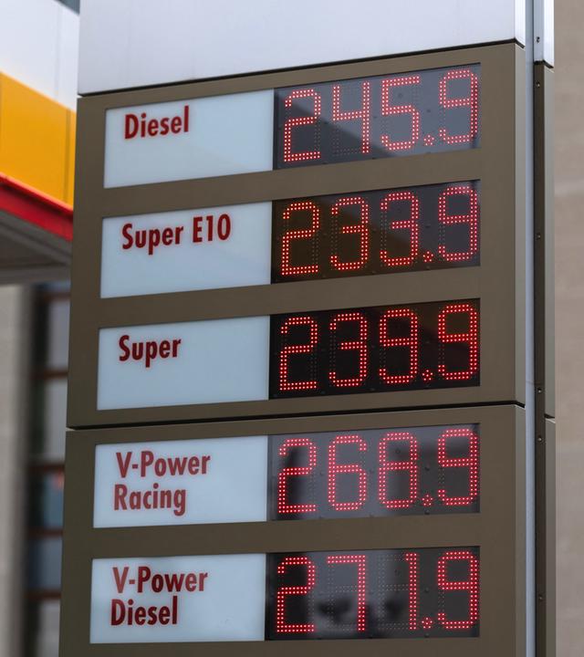 Die aktuellen Kraftstoffpreise werden an der Anzeigetafel einer Tankstelle angezeigt.