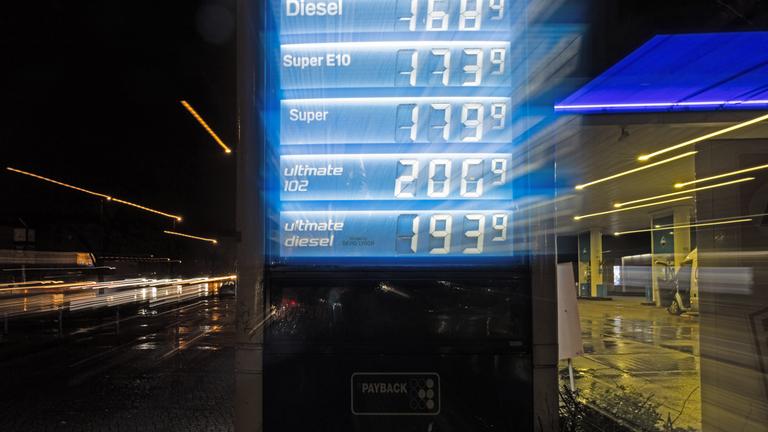Berlin: An einer Schautafel einer Tankstelle werden die aktuellen Benzin- und Dieselpreise angezeigt.