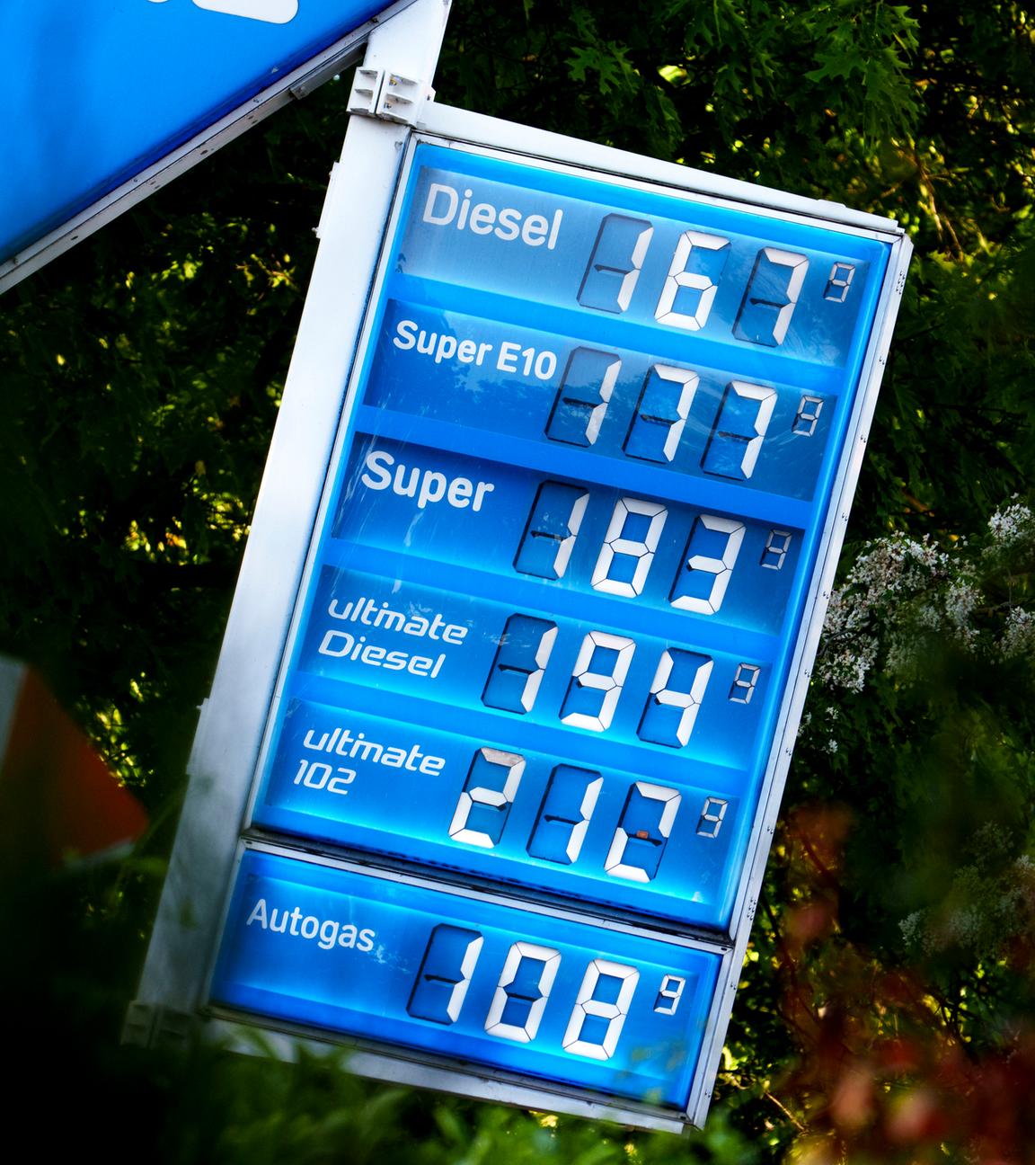 Hessen, Frankfurt/Main: Die Anzeige an einer Tankstelle informiert über die Kraftstoffpreise.