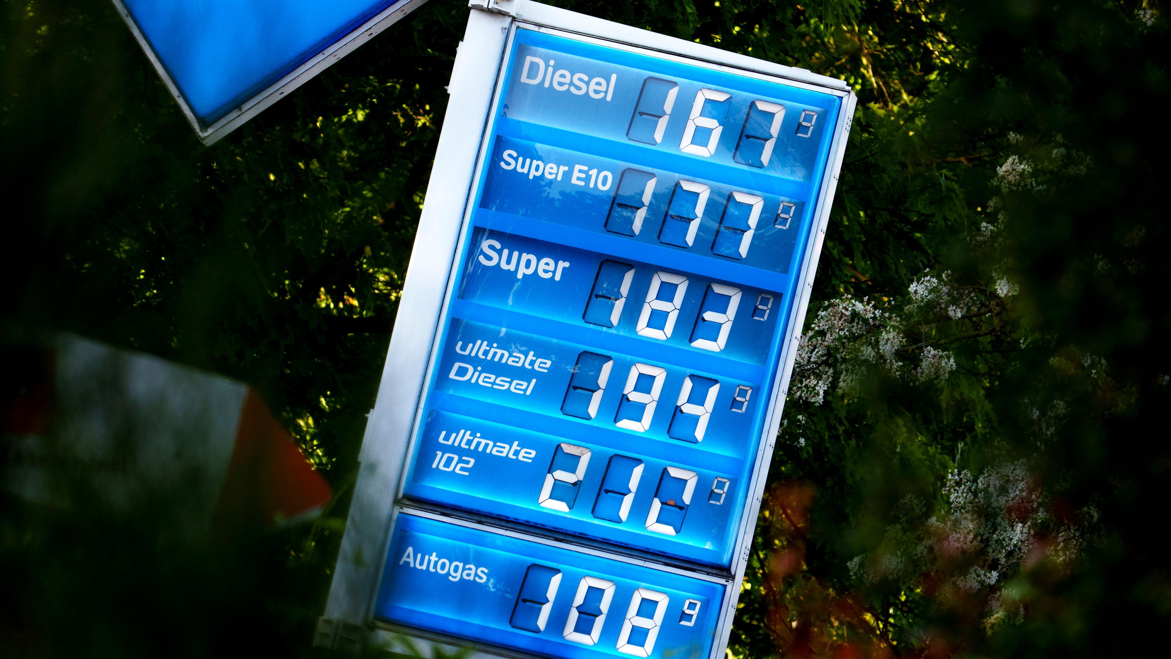 Hessen, Frankfurt/Main: Die Anzeige an einer Tankstelle informiert über die Kraftstoffpreise.