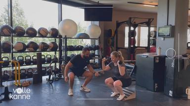 Frau mit Personal-Trainer beim Krafttraining