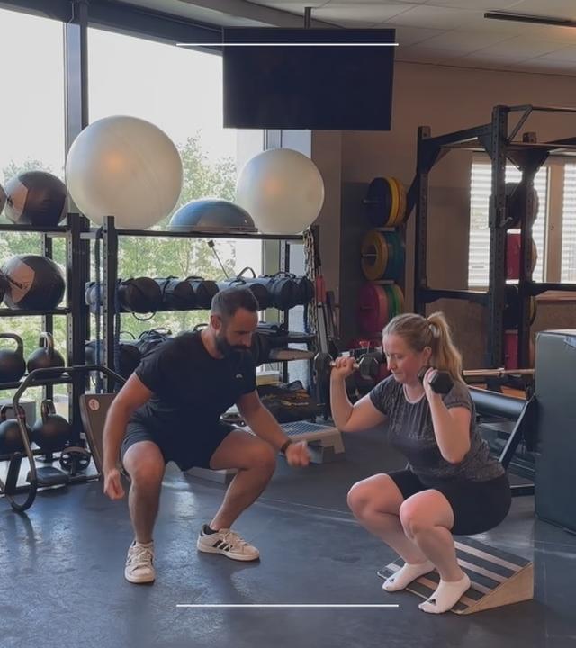 Frau mit Personal-Trainer beim Krafttraining
