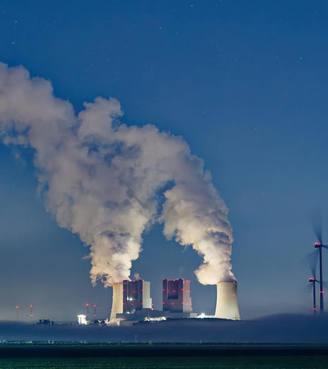 Symbolbild: Dampf steigt von den Kühltürmen des Braunkohlekraftwerkes Neurath am frühen Morgen in den Himmel.