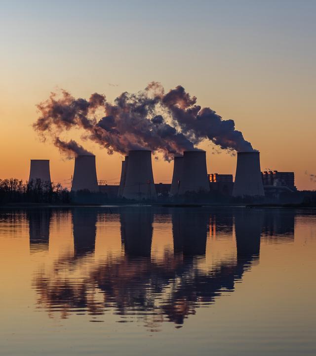Wasserdampf steigt nach einer Nacht mit Temperaturen knapp unter dem Gefrierpunkt aus den Kühltürmen des Kraftwerks Jänschwalde, Brandenburg, am 06.03.2025.