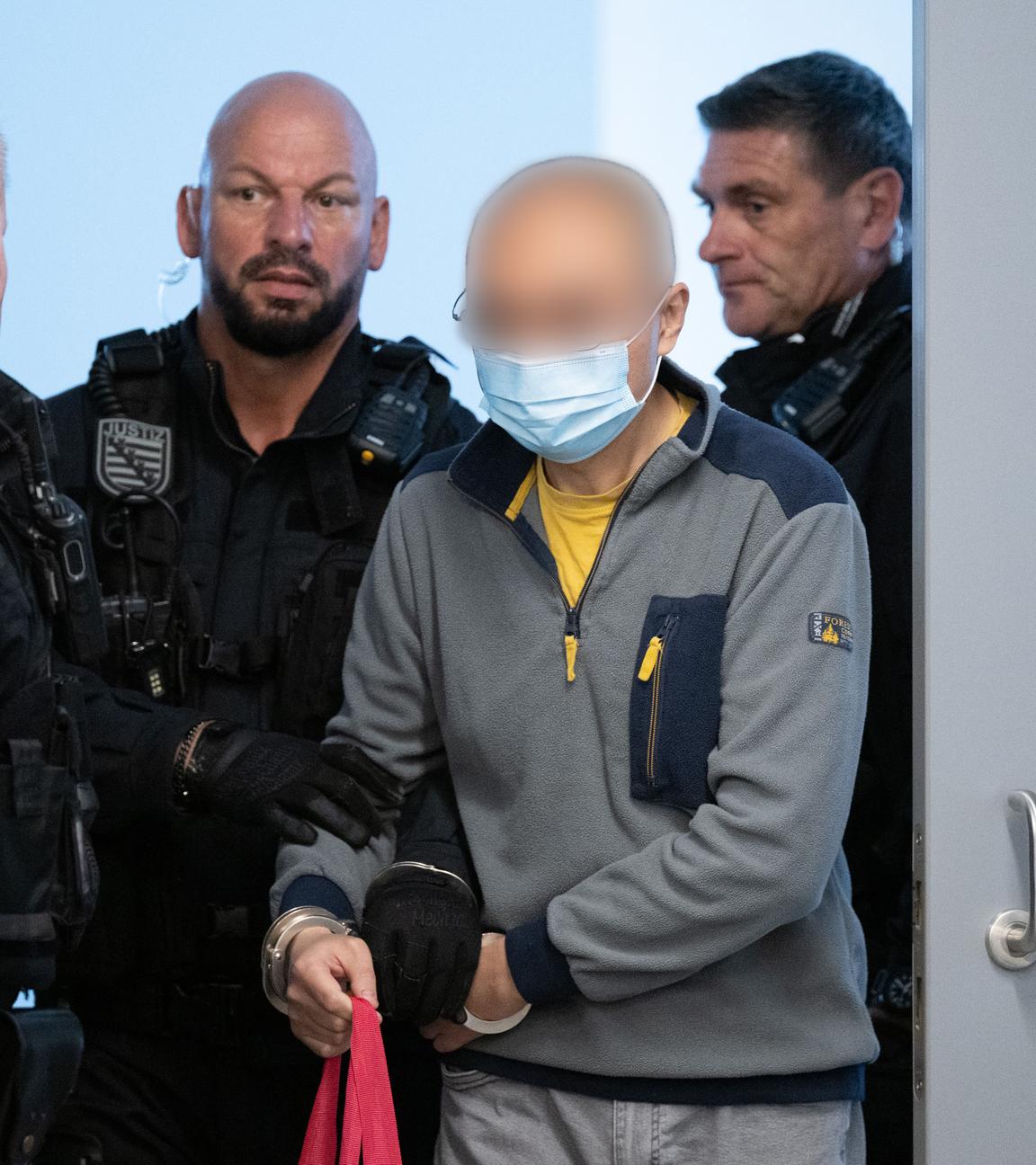 Der Hauptangeklagte Jian G. (2.v.r.) im Spionageprozess wird vor Prozessbeginn in den Gerichtssaal geführt. 
