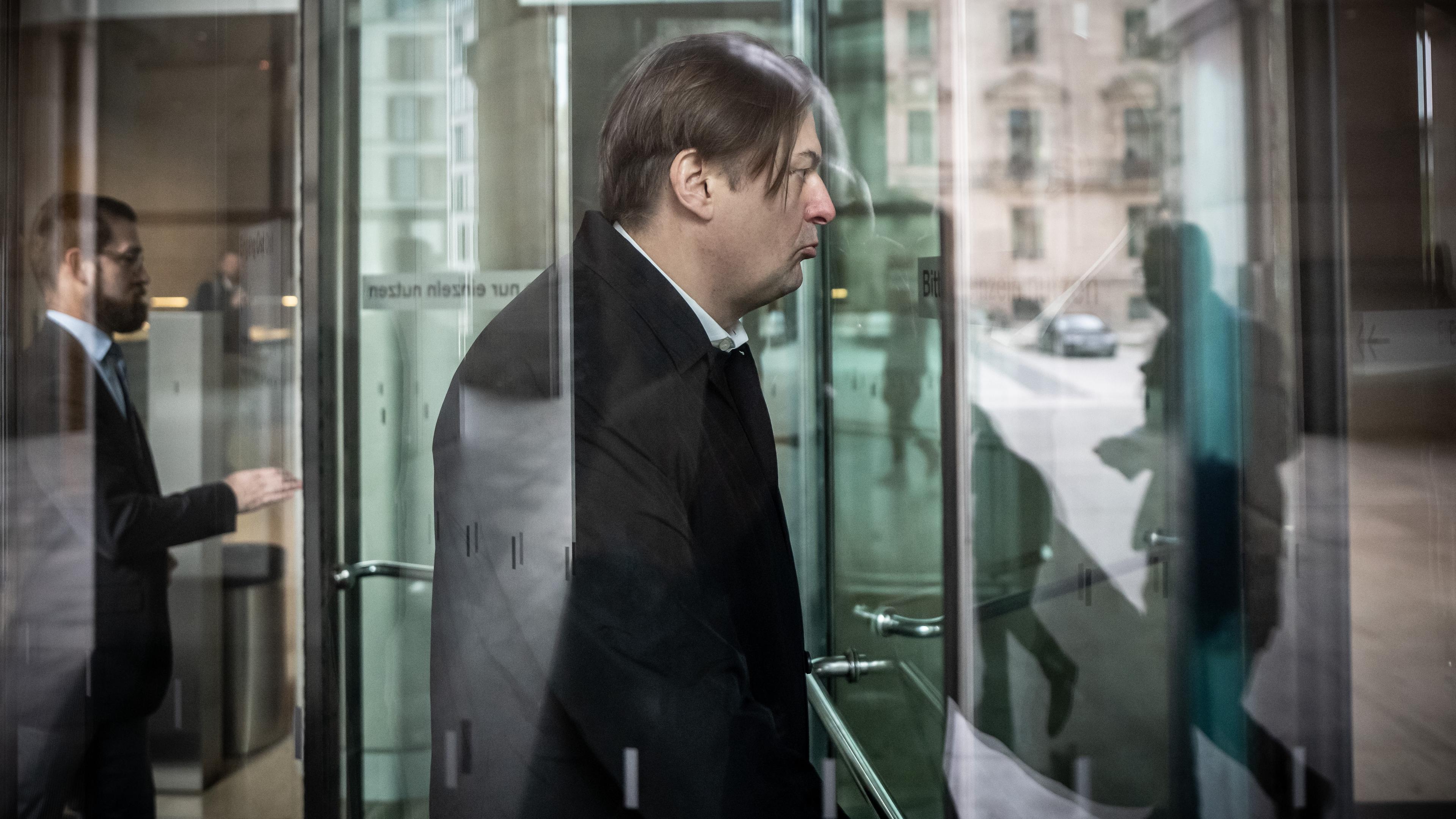 Berlin: Maximilian Krah, AfD-Spitzenkandidat zur Europawahl, geht nach einem Pressestatement nach dem Gespräch mit der AfD Fraktionsspitze.
